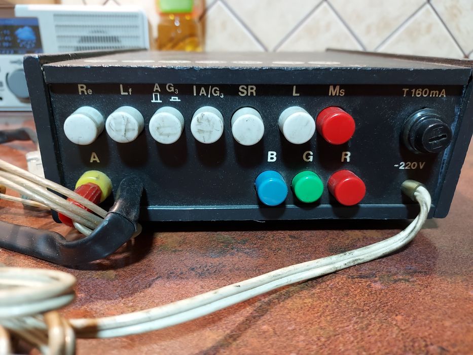 Przyrząd do reaktywacji kineskopów CRT