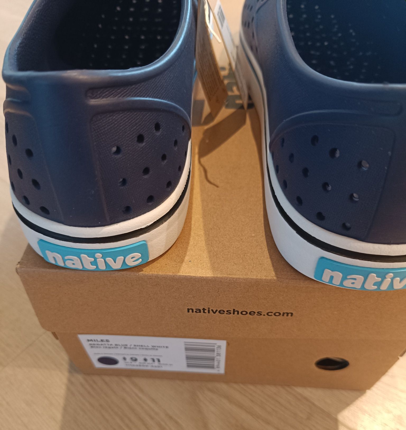Native Miles trampki buty wsuwane na łódkę wykonane z EVA rozm. 42,5