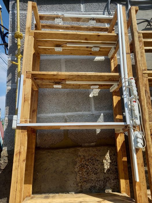 Стелажи деревяные для аквариумов.