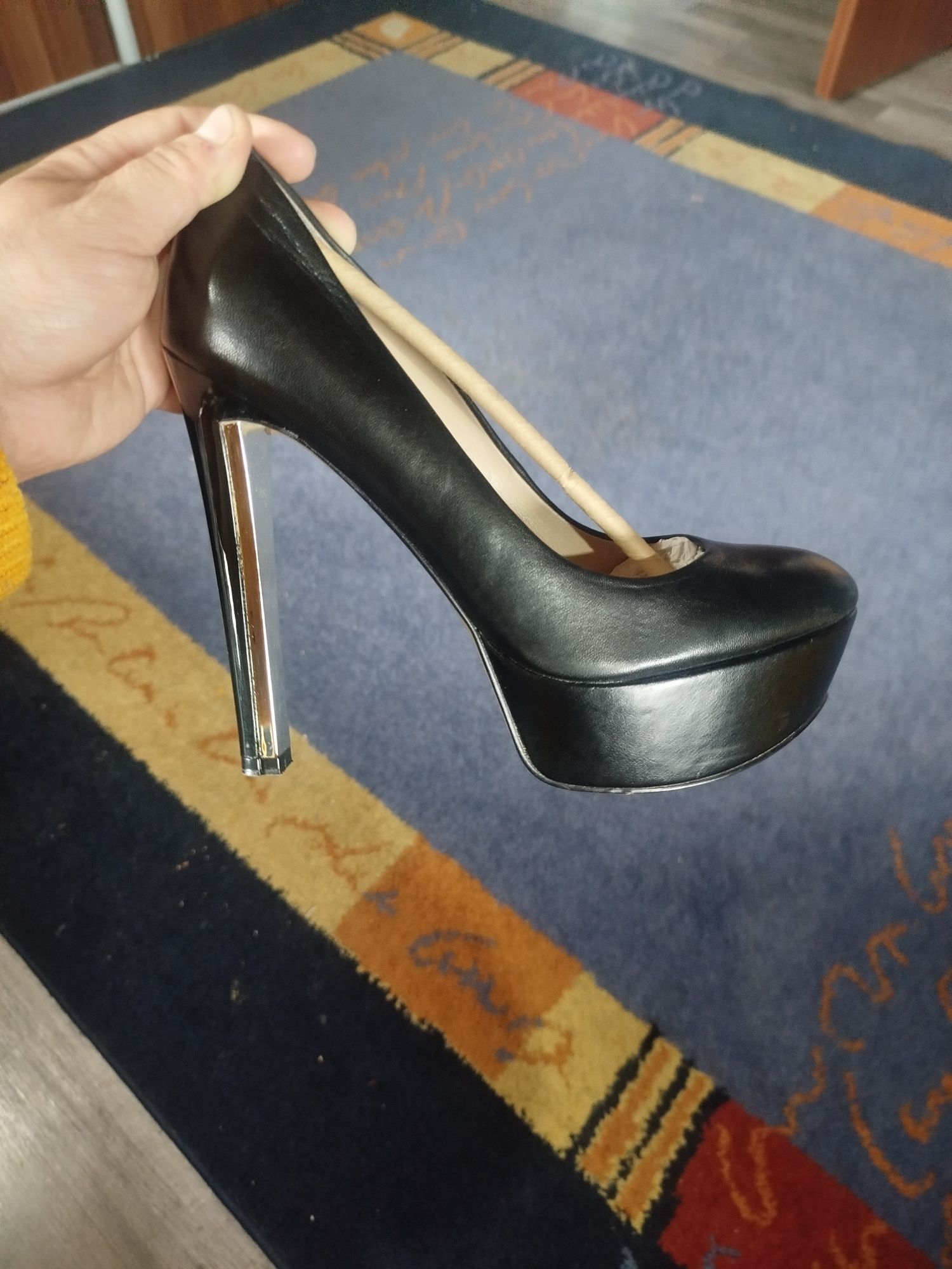 Szpilki skóra Guess rozmiar 39