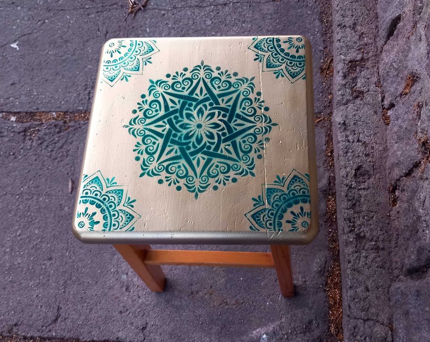 Solidny taboret Piękny stołek drewniany wys.46cm, blat 30x30cm