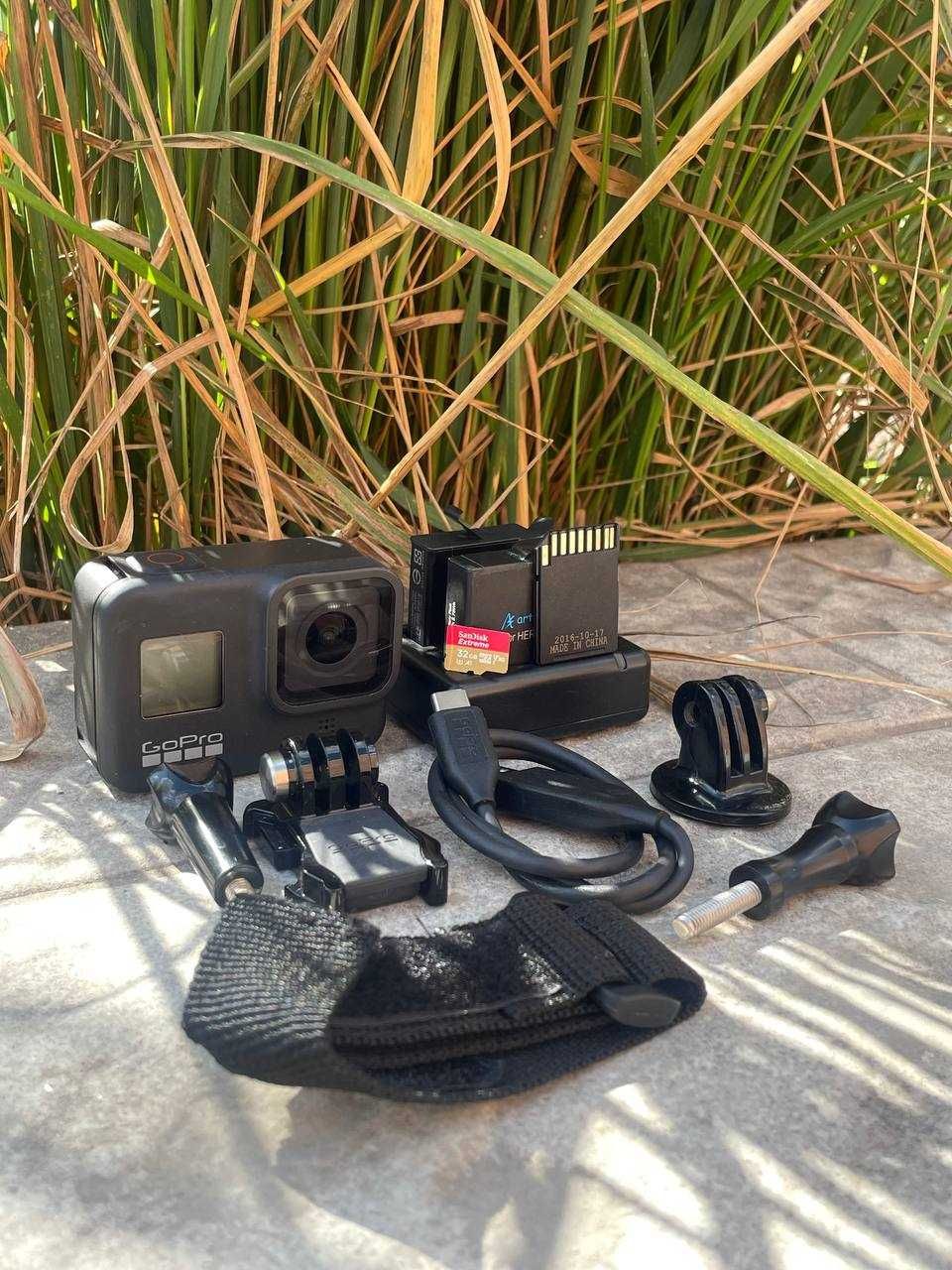 Продається екшн камера GoPro HERO8 Black з чудовим комплектом