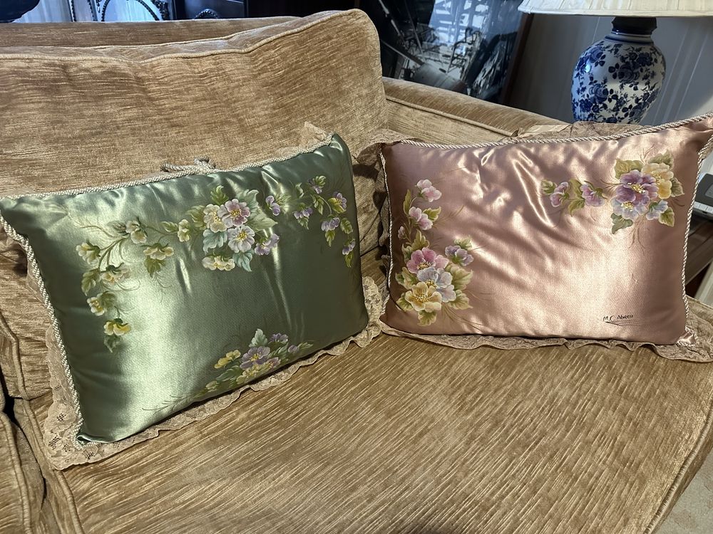 Almofadas vintage pintadas à mão a óleo – Assinadas M. C. Abreu