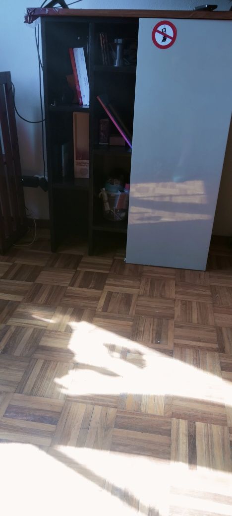 Móvel da sala e mesa um cinzento e um castanho