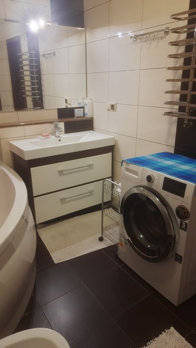 ЛЮКС . .Недалеко від центру. Біля медичного університету ім.