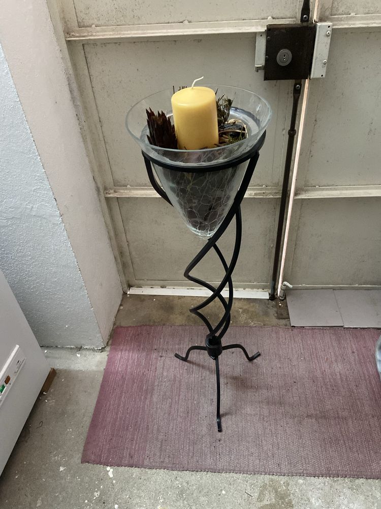 Arranjo com suporte em ferro preto para enfeitar