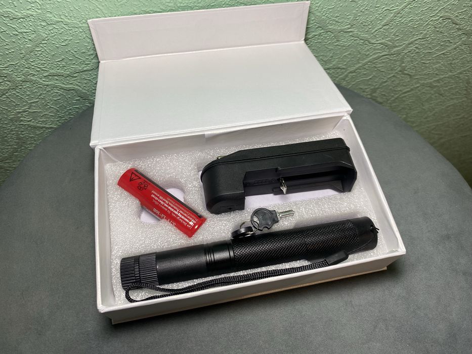 Мощная лазерная указка. Дальность до 15 км. С аккумулятором и зарядкой