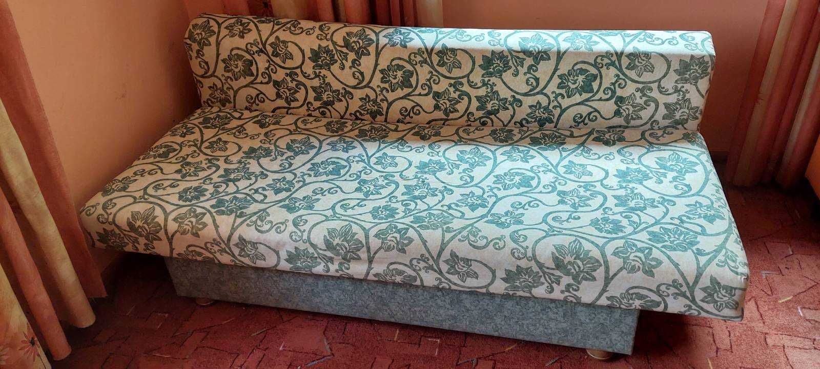 Tapczan i wersalka w dobrym stanie