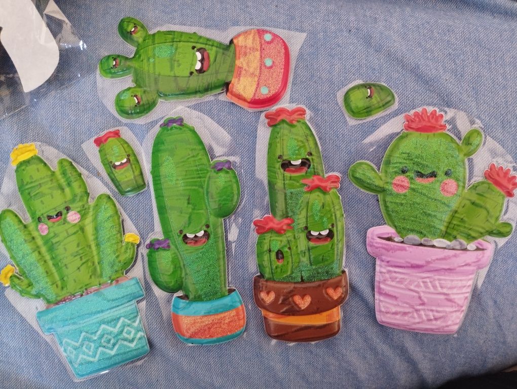 Chapéu mexicano pequeno, bigodes e cactos adesi