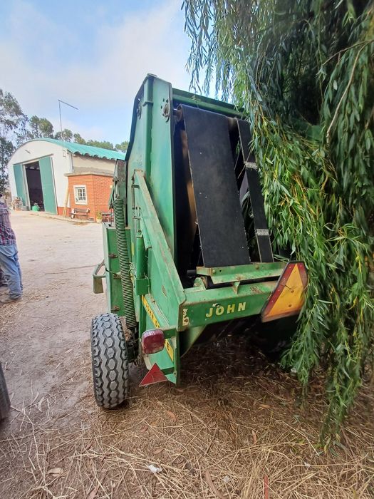 Vendo enfardadeira de rolos e volta fenos