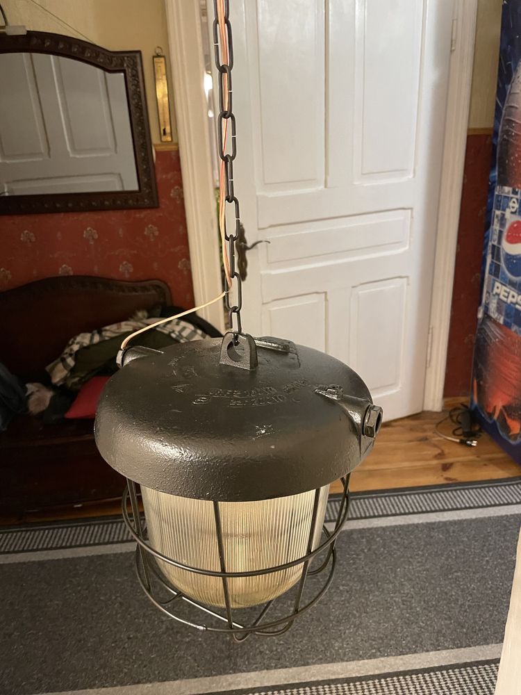 Industrialna lampa żeliwna