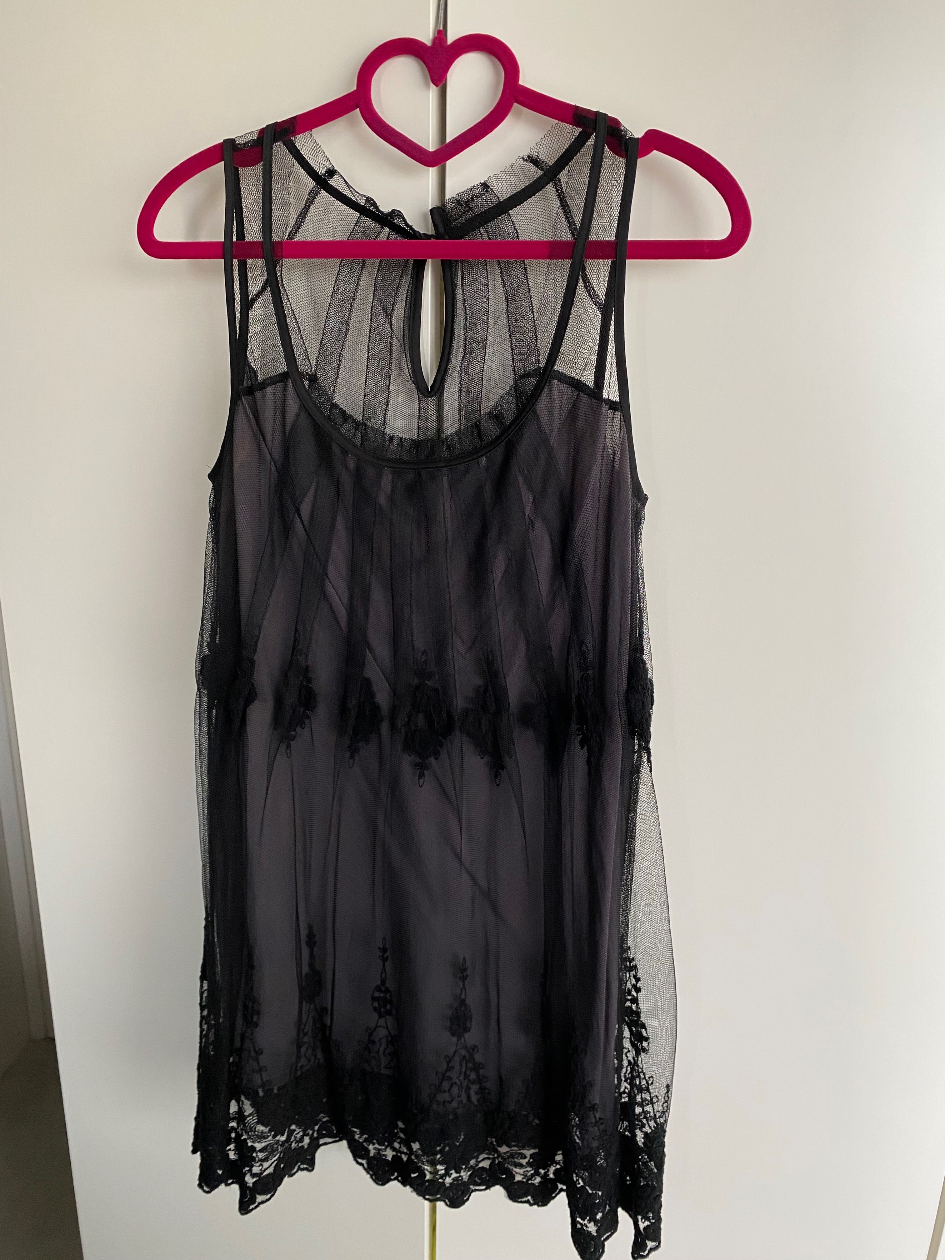 Vestido preto com tule bordado