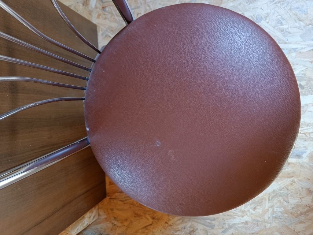 Krzesło z metalowym oparciem