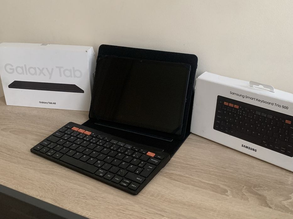 Tablet Samsung A8 z kalwiatura oraz dwoma etui