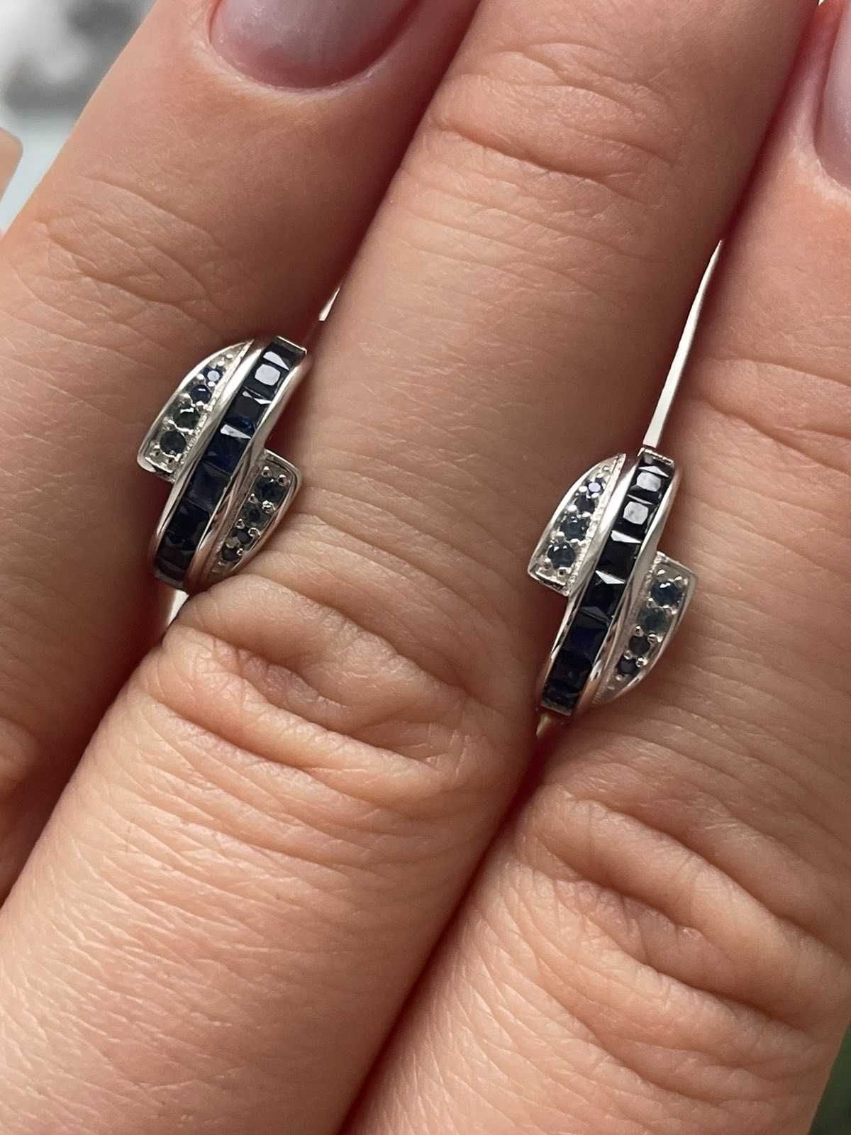 Серьги с синим сапфиром из серебра 925 пробы.