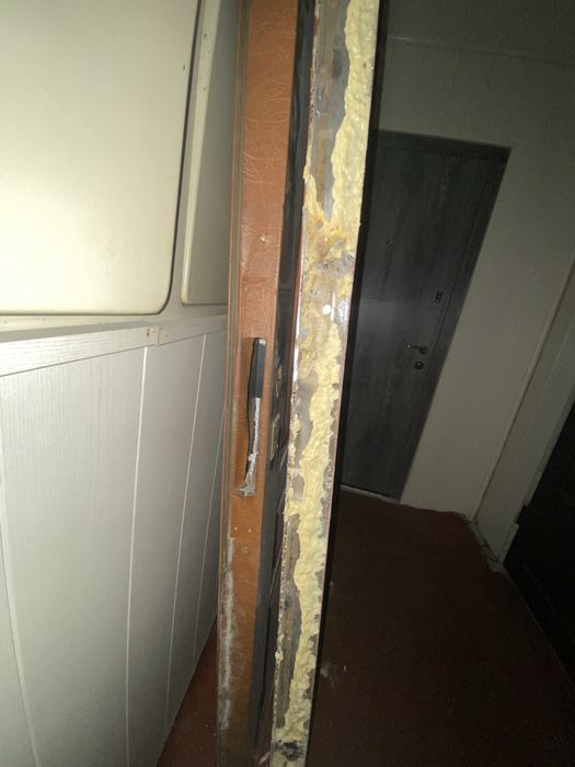 Металева вхідна двері з коробкою