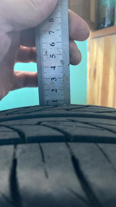 Шина з дисками на авто