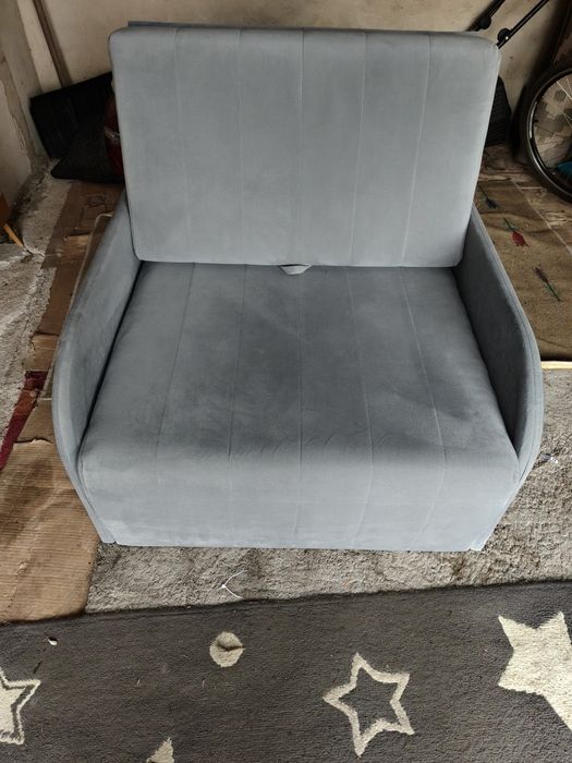 Fotel z funkcją spania i pojemnikiem na pościel