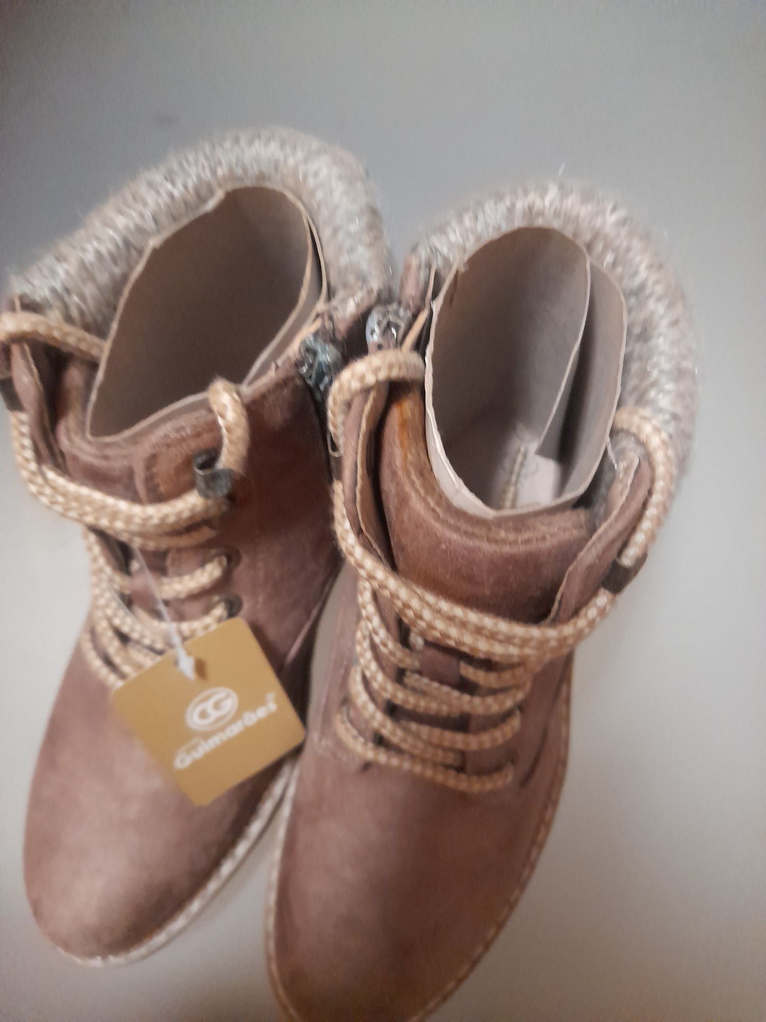 Botas de criança novas