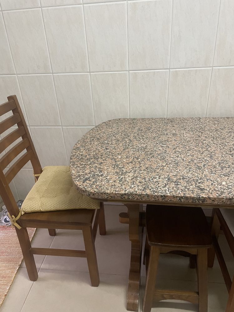 Mesa de mármore com madeira + 3 cadeiras + 2 bancos