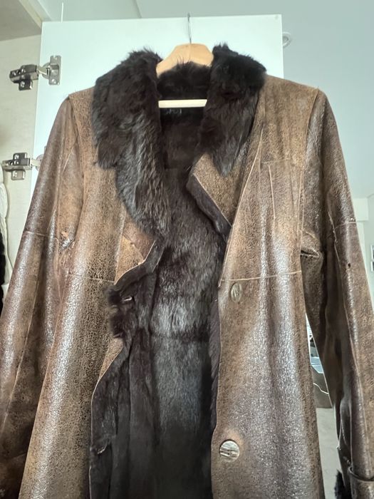 Casaco castanho comprido de Pele com cinto em otimo estado