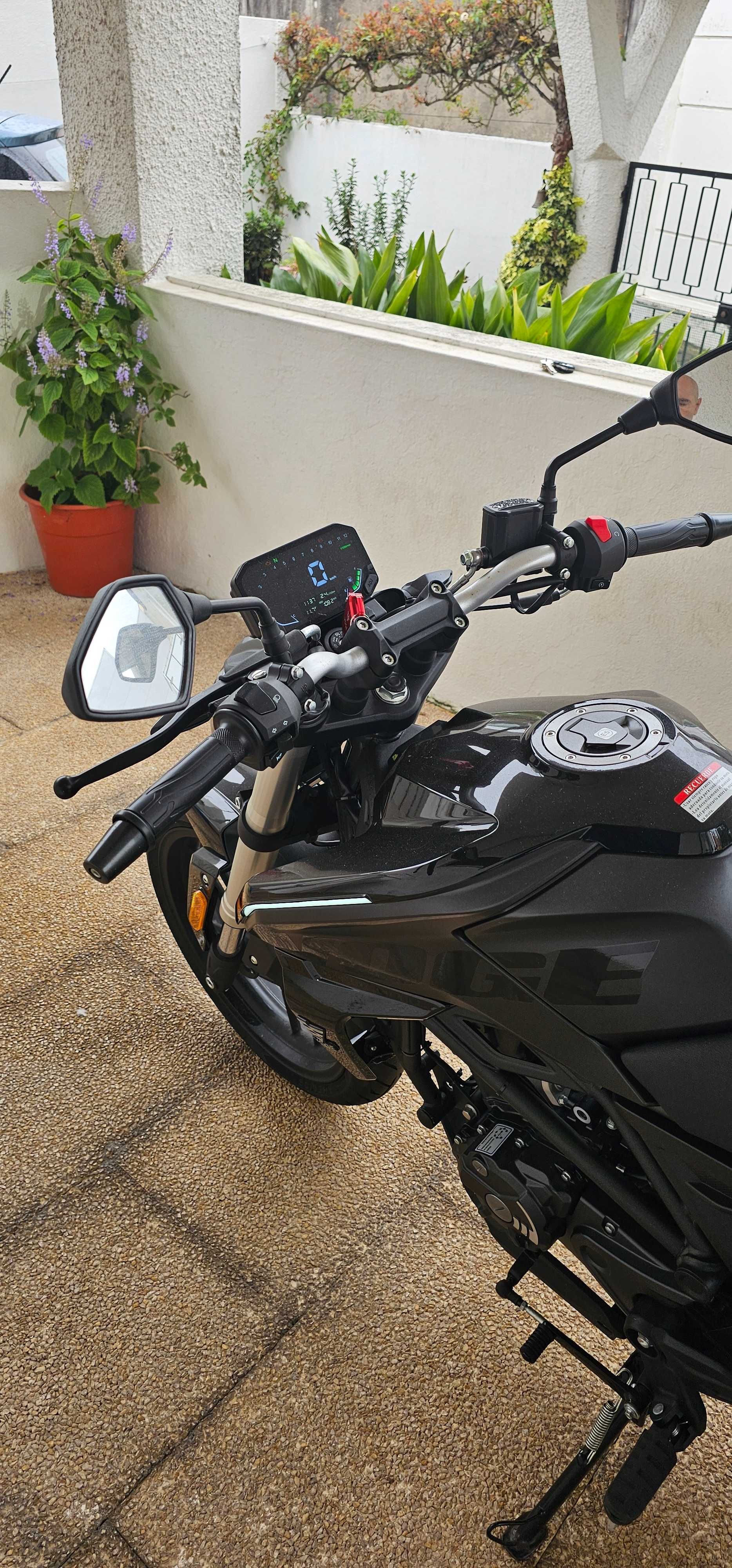 Moto Voge 125 R como nova