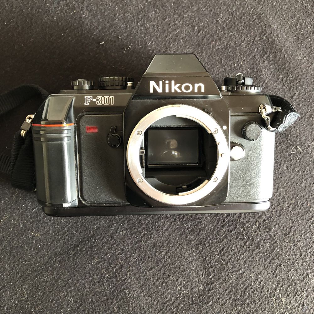Máquina fotográfica analógica Nikon F 301 c/ bolsa