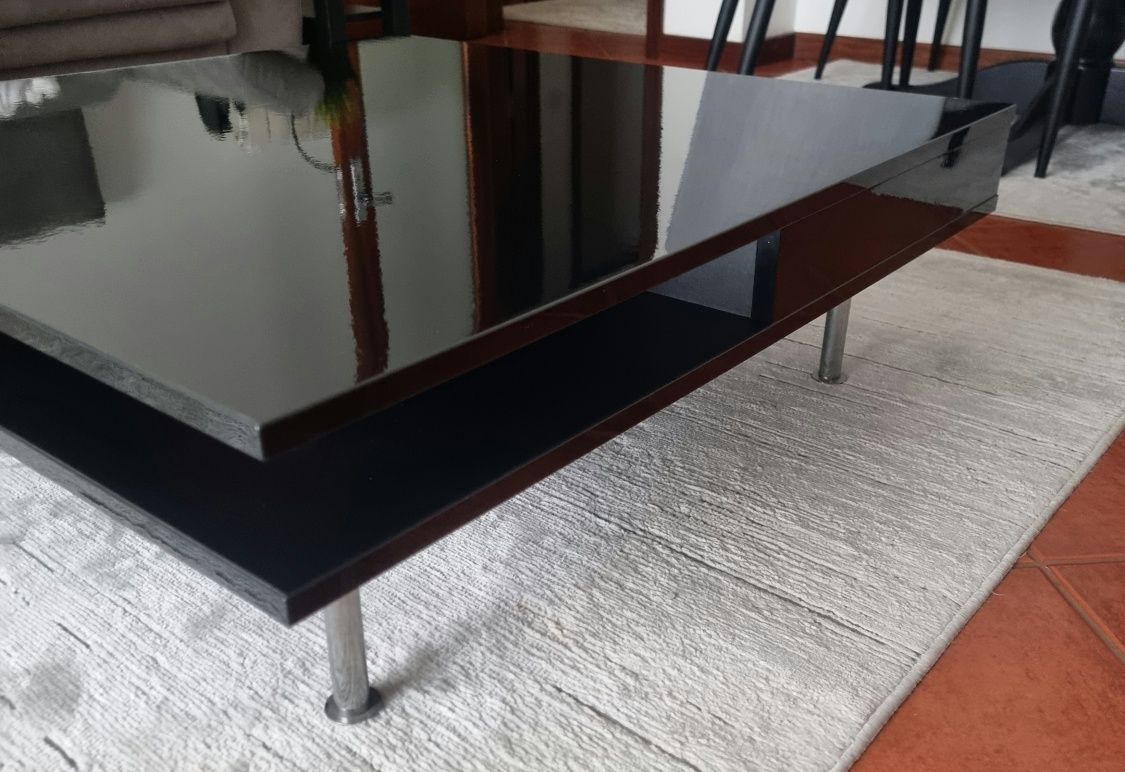 Mesa de centro da ikea em ótimo estado, em preto  brilhante C/Nova