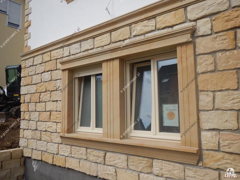 ~31~ Parapet zewnętrzny z piaskowca. Piaskowiec, kamień