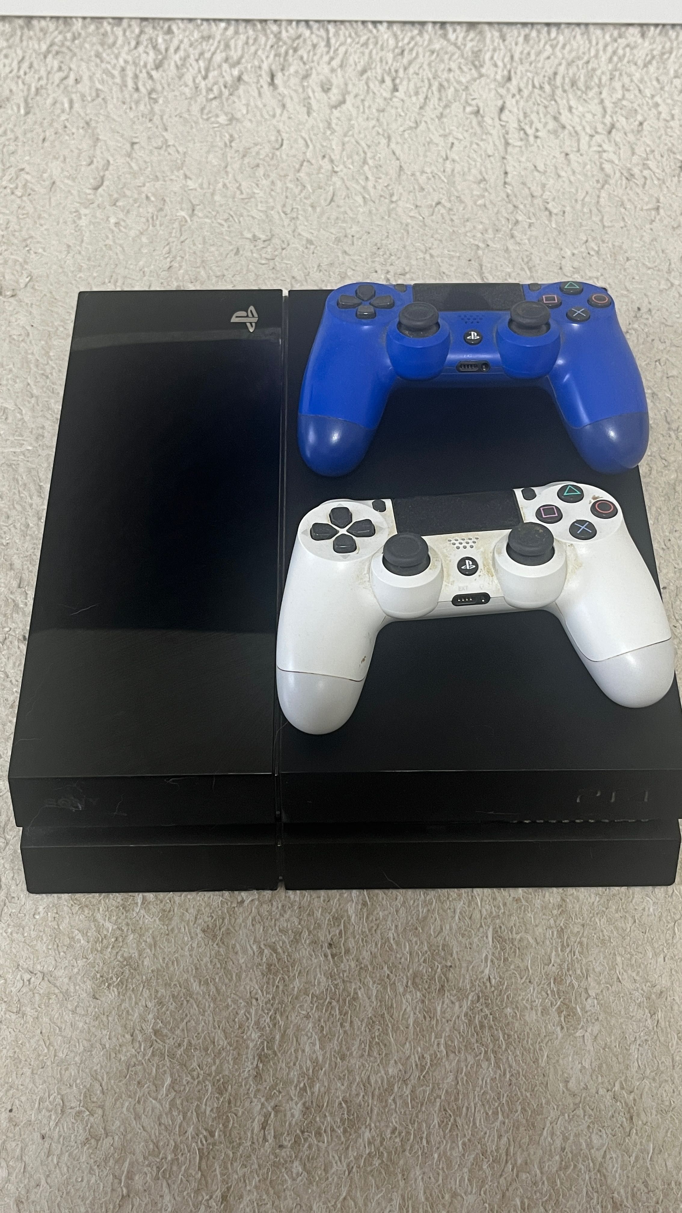 PlayStation 4 – 500 GB + 2 Comandos (necessita revisão)