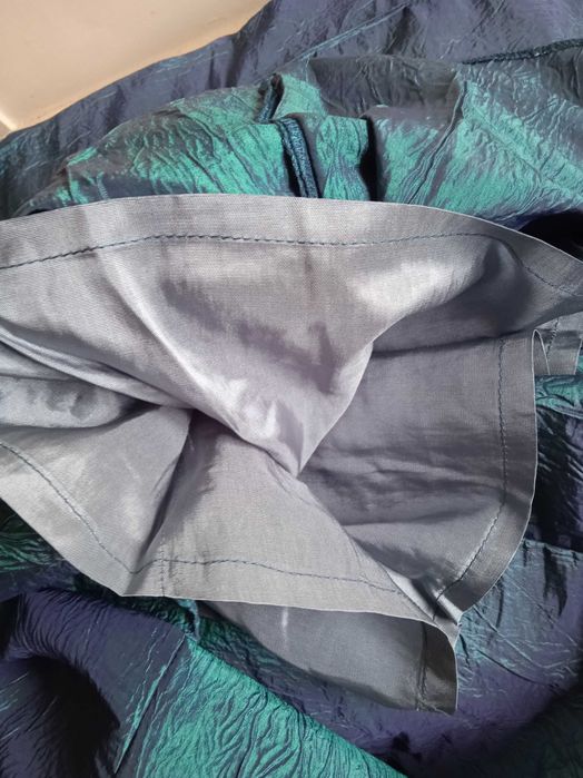 Saia comprida azul brilhante