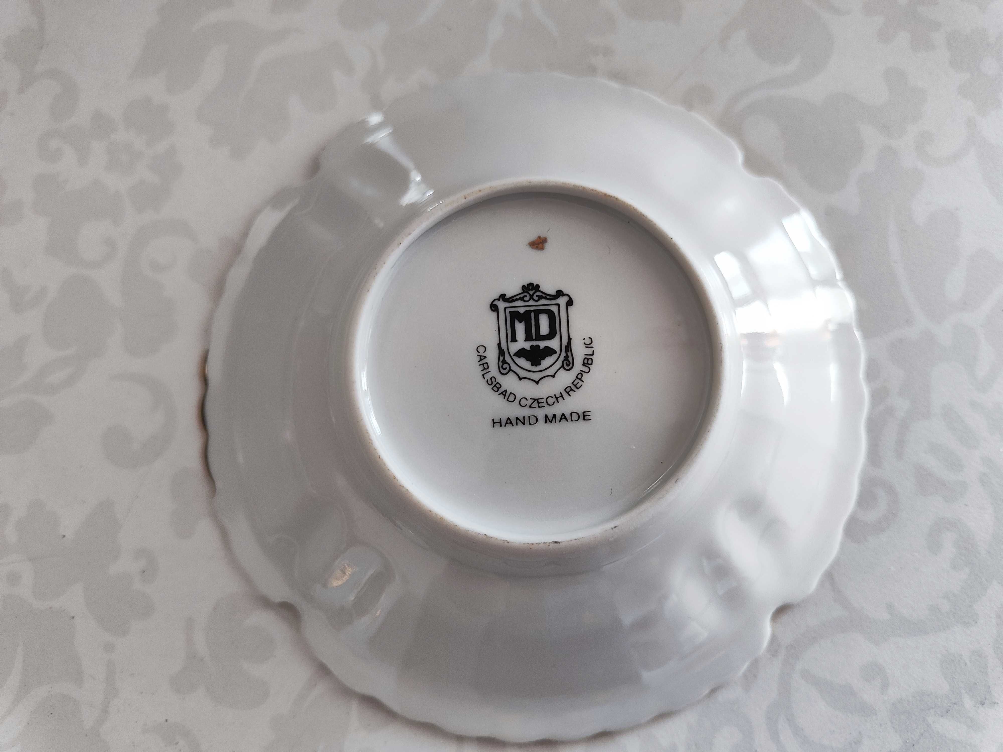 Piękna porcelanowa filiżanka sygnowana Carlasbad Czechy z zającem