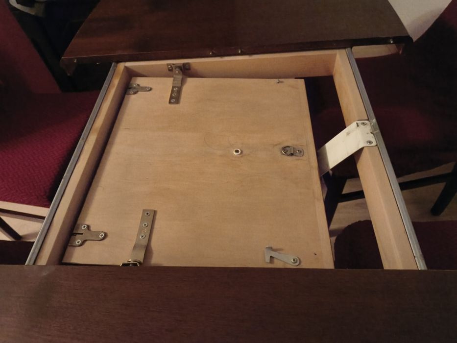 Rozkładany stół z 4 krzesłami