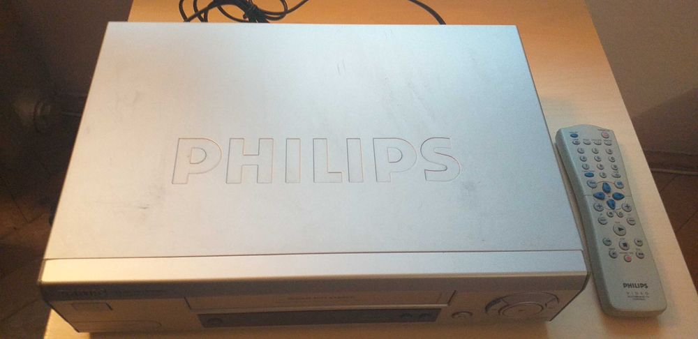 Magnetowid VHS marki PHILIPS model VR620