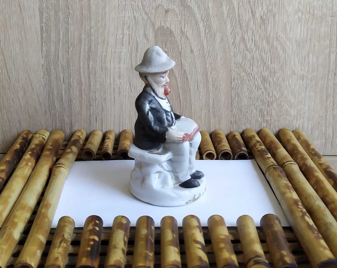 Porcelanowa figurka *Dziadek z książką*