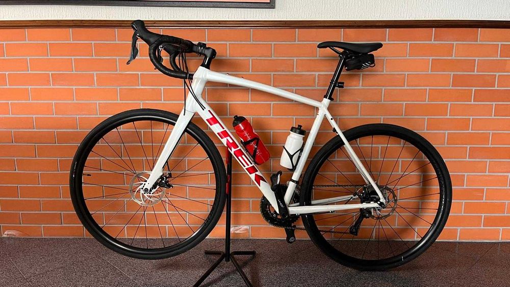 Bicicleta estrada TREK Domane AL3 (58'') + Acessórios  (APENAS 150km)