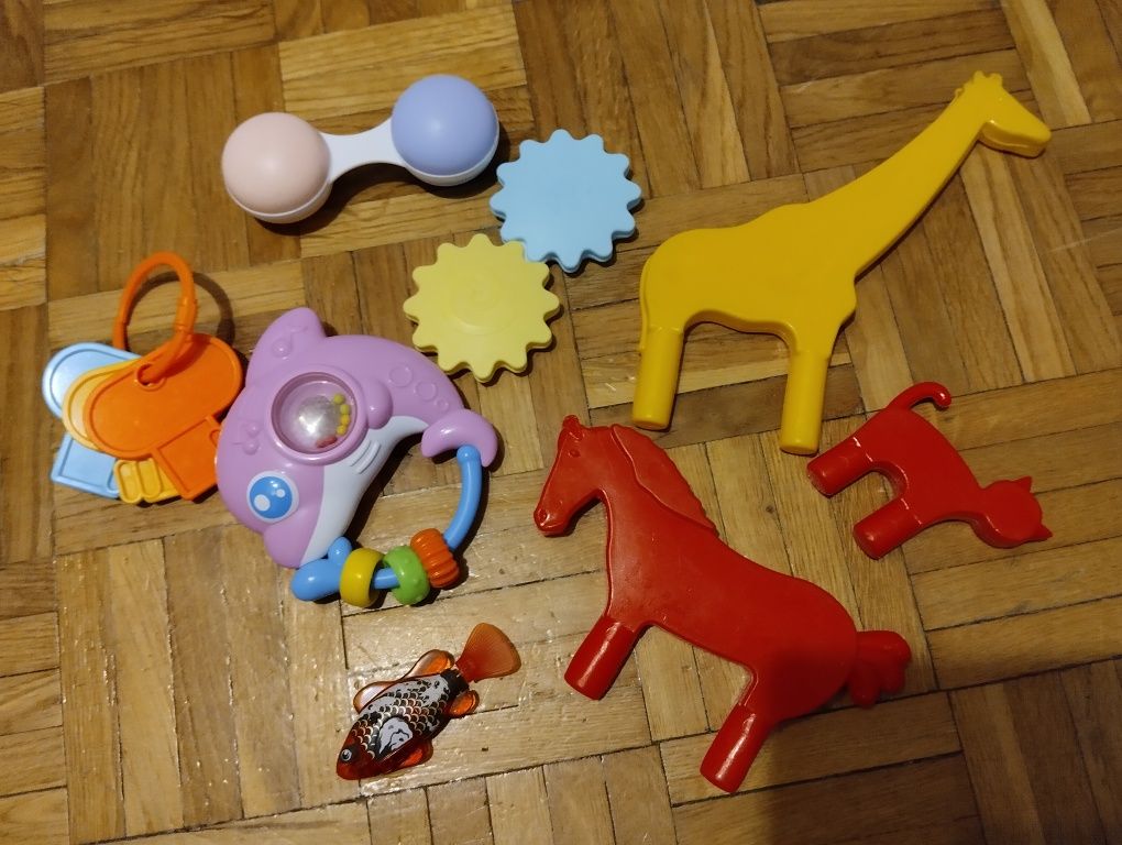 Zabawki plastikowe oraz pluszaki