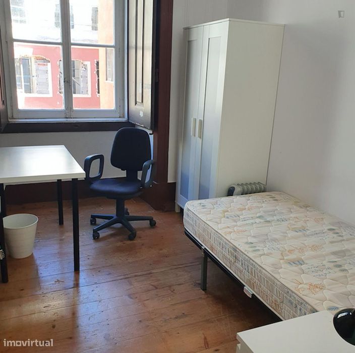 275372 - Quarto com cama de solteiro em...