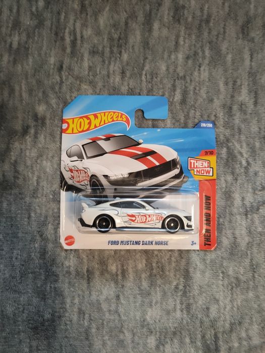 Ford Mustang Dark Horse hot wheels