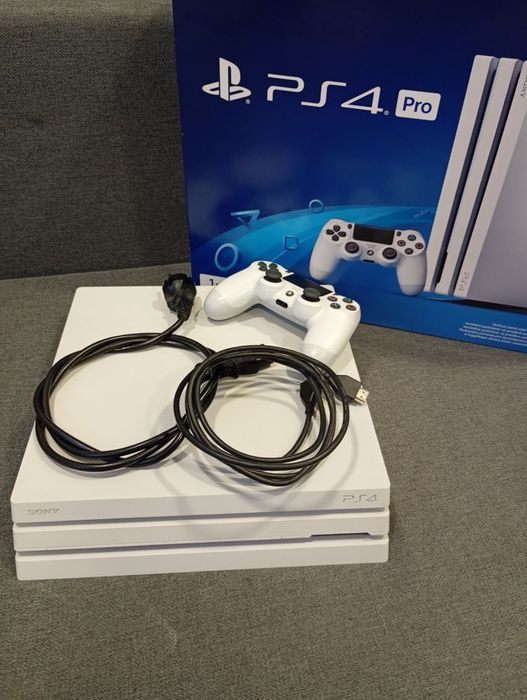 Konsola PlayStation 4 Pro + pad+ gry