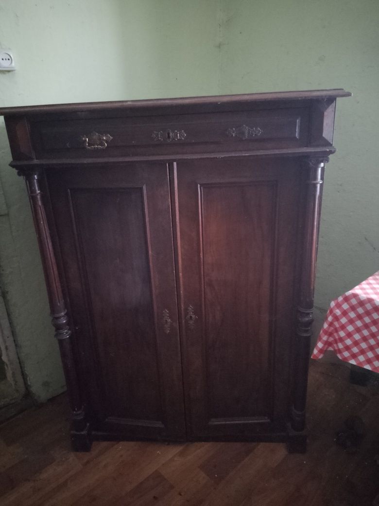 Szafka ma około 100 lat