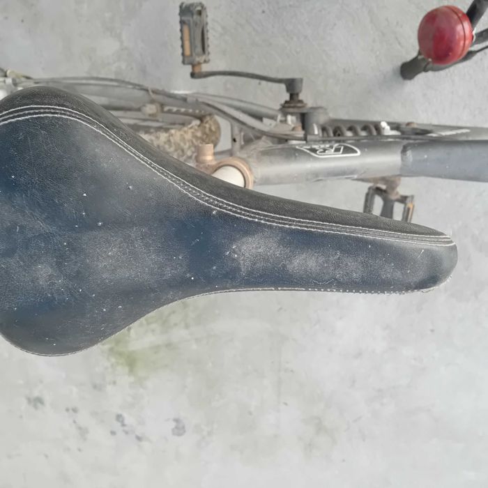 Vendo duas bicicletas para reparar ou peças uma nao tem uma roda