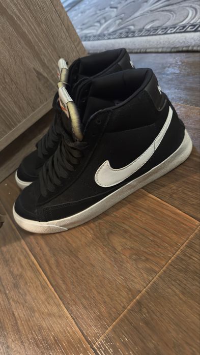 Кросівки жіночі