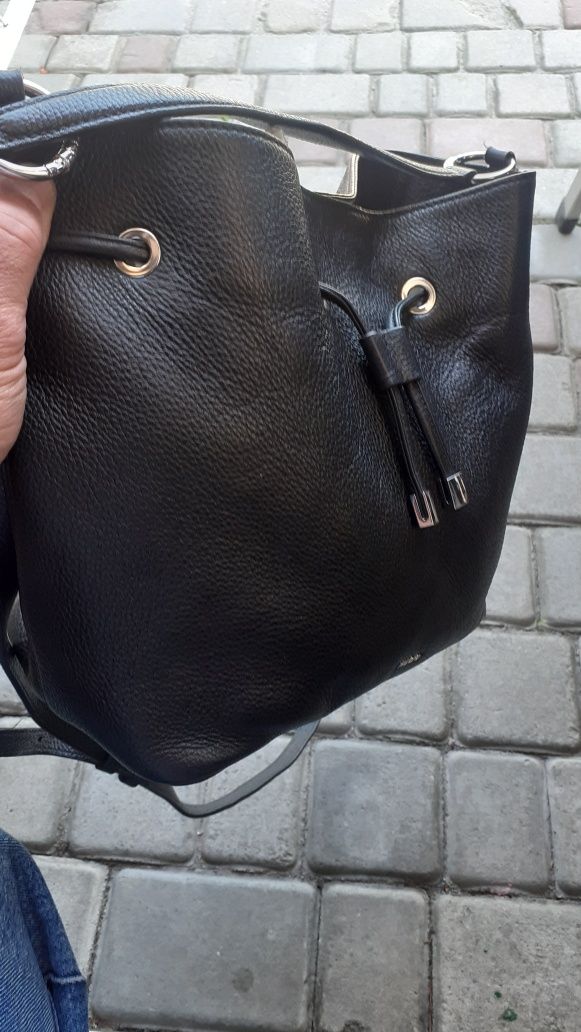 Hugo Boss женская черная кожанная сумка через плечо.35*25*15см.