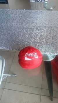 Worek czerwony Piłka zbliża torba Coca cola podaj dalej mundial jak Ni