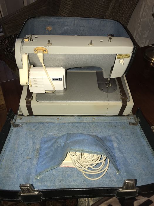 Машинка швейная «Чайка» с электроприводом