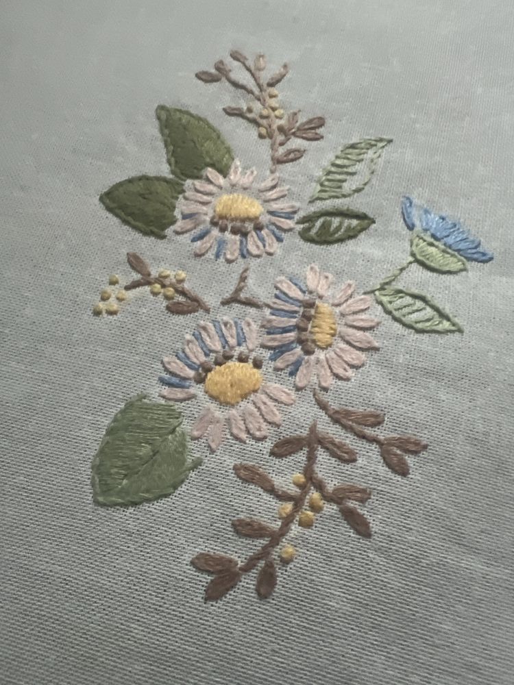 Obrus ręcznie haftowany motywy kwiatowe do kolekcji