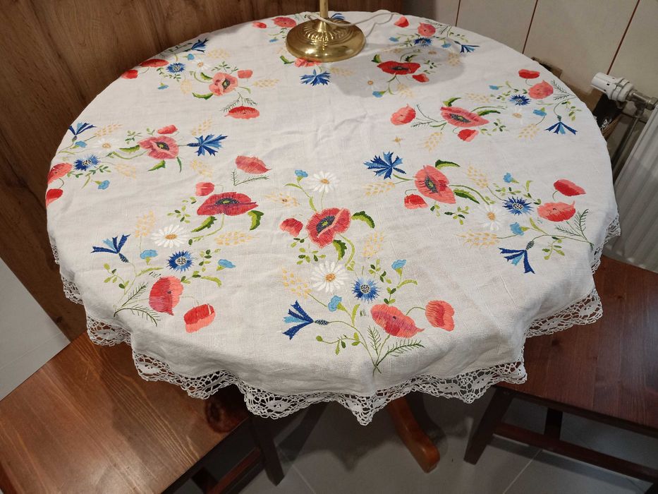 Lniany okrągły obrus ręcznie haftowany 120 cm