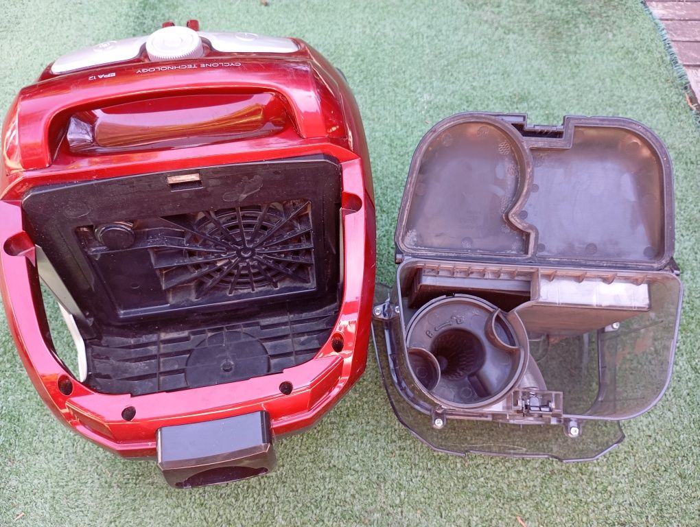Odkurzacz cyklonowy Amica Bagio Eco VM3044, moc 900W + wąż. Czerwony