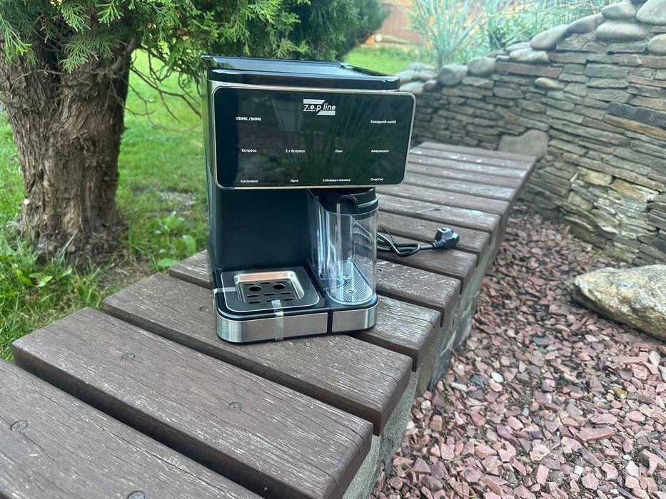 ℹ️ Кофемашина с дисплеем, универсальная для приготовления 8 напитков.